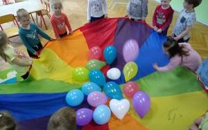 Zabawy dzieci w przedszkolu podczs ich święta (1)