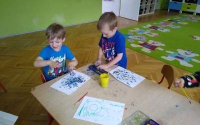 dzieci malują akwarelami za pomocą placów