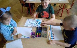 dzieci malują akwarelami