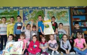 grupa dzieci z plakatami z programu Przyjaciele Zippiego pozuje do zdjęcia