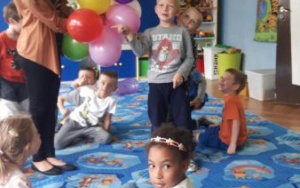 dzieci z grupy 0B przebijają balony z losami