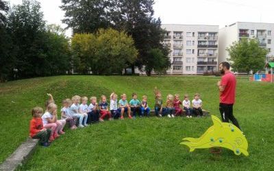 przedszkolaki podczas zabaw sportowych pod dowództwem trenera pana Bartka z CKS
