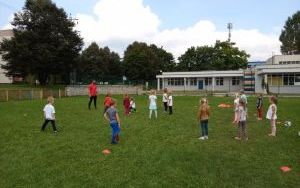 przedszkolaki podczas zabaw sportowych pod dowództwem trenera pana Bartka z CKS (1)
