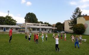przedszkolaki podczas zabaw sportowych pod dowództwem trenera pana Bartka z CKS (2)