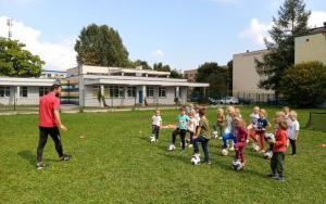 przedszkolaki podczas zabaw sportowych pod dowództwem trenera pana Bartka z CKS (3)