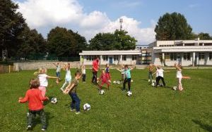 przedszkolaki podczas zabaw sportowych pod dowództwem trenera pana Bartka z CKS (4)