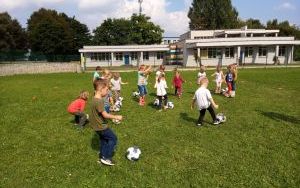 przedszkolaki podczas zabaw sportowych pod dowództwem trenera pana Bartka z CKS (5)