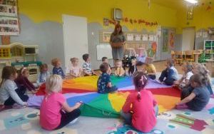 Dzieci podczas zabaw z okazji Dnia Przedszkolaka (1)