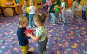 Dzieci podczas zabaw z okazji Dnia Przedszkolaka (2)