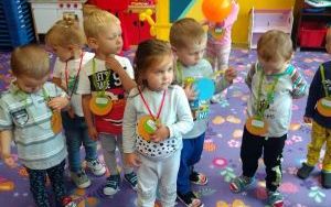 Dzieci podczas zabaw z okazji Dnia Przedszkolaka (3)