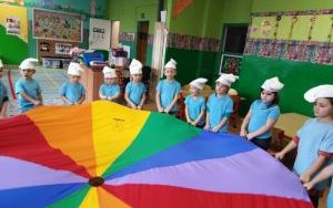 Dzieci podczas zabaw z okazji Dnia Przedszkolaka (5)