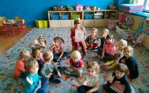 Dzieci podczas zabaw z okazji Dnia Przedszkolaka (7)