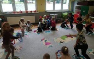dzieci podczas zabaw zorganizowanych z okazji Dnia Przedszkolaka (4)