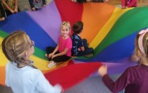 Dzieci podczas zabaw z okazji Dnia Przedszkolaka (5)