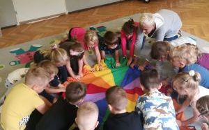 Dzieci podczas zabaw z okazji Dnia Przedszkolaka (11)