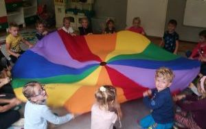Dzieci podczas zabaw z okazji Dnia Przedszkolaka (12)