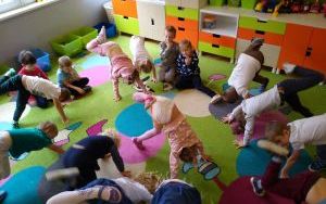 Dzieci podczas zabaw z okazji Dnia Przedszkolaka (4)