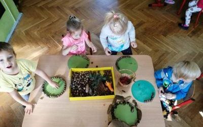 przedszkolaki przechodzą trasę sensoryczną wykonaną z darów jesieni oraz tworzą z nich jesienne mandale (10)