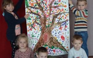 mali malarze prezentują obrazy jesiennych drzew, które wykonali własnoręcznie (1)