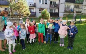 dziei z grupy starszaków sadzą cebulki żonkili w przedszkolnym ogrodzie (3)