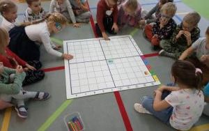 przedszkolaki z grupy 6. latki B podczas zabaw z kodowaniem (1)