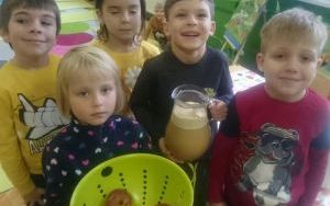 Dzieci z grupy 6. latków A robią sok jabłkowy ze świeżych jabłek (1)