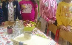 Dzieci z grupy 6. latków A robią sok jabłkowy ze świeżych jabłek (4)
