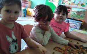 Dzieci z grupy 3. - 4. latków wykonują wyklejanki z kolorowego makaronu, wystawka  ich prac (1)
