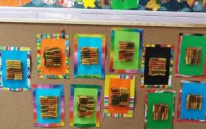Dzieci z grupy 3. - 4. latków wykonują wyklejanki z kolorowego makaronu, wystawka  ich prac (3)