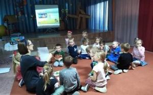 Dzieci podczas zajęć rozszerzających wiedzę na temat tradycji angielskiej - Halloween (2)