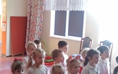 Dzieci podczas zajęć z okazji Dnia Niepodległości oraz w trakcie akcji Szkoła do hymnu (12)