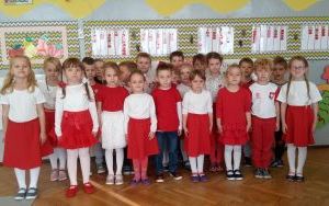 Dzieci podczas zajęć z okazji Dnia Niepodległości oraz w trakcie akcji Szkoła do hymnu (10)