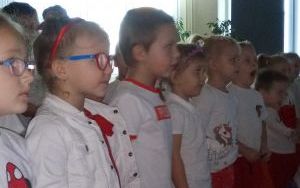 Dzieci podczas zajęć z okazji Dnia Niepodległości oraz w trakcie akcji Szkoła do hymnu (1)