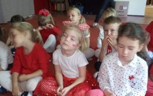 Dzieci podczas zajęć z okazji Dnia Niepodległości oraz w trakcie akcji Szkoła do hymnu (2)