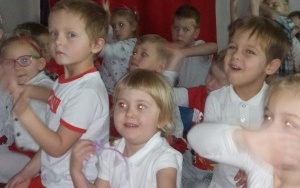 Dzieci podczas zajęć z okazji Dnia Niepodległości oraz w trakcie akcji Szkoła do hymnu (3)