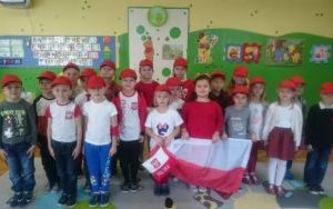 Dzieci podczas zajęć z okazji Dnia Niepodległości oraz w trakcie akcji Szkoła do hymnu (6)