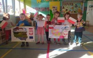 Dzieci podczas zajęć z okazji Dnia Niepodległości oraz w trakcie akcji Szkoła do hymnu (9)