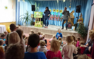 dzieci śpiewają z artystami na stojąco