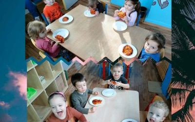 Przedszkolaki z Baśniowej Krainy podczas zajęć poszerzających wiedzę na temat pizzy, przygotowania pizzy i degustacji pizzy (14)
