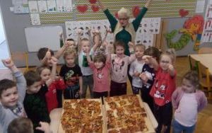 Przedszkolaki z Baśniowej Krainy podczas zajęć poszerzających wiedzę na temat pizzy, przygotowania pizzy i degustacji pizzy (3)