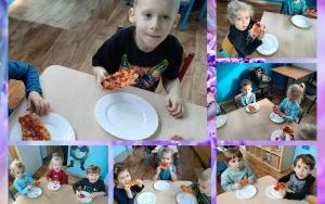 Przedszkolaki z Baśniowej Krainy podczas zajęć poszerzających wiedzę na temat pizzy, przygotowania pizzy i degustacji pizzy (13)