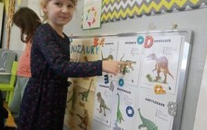 Przedszkolaki w trakcie zajęć związanych z obchodami Dnia Dinozaura (1)