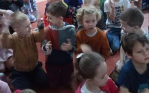 Dzieci i panie podczas muzycznego spotkania z panem Pawłem (6)