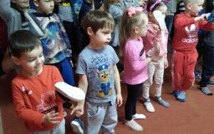 Dzieci i panie podczas muzycznego spotkania z panem Pawłem (2)