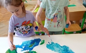 Dzieci podczas zajęć związanych z obchodami Dnia Ziemi oraz prace plastyczne wykonane przez przedszkolaków (5)
