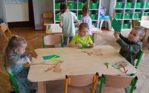 Dzieci podczas zajęć związanych z obchodami Dnia Ziemi oraz prace plastyczne wykonane przez przedszkolaków (1)