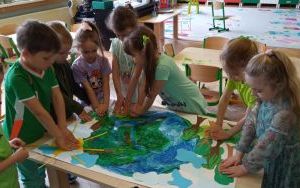 Dzieci podczas zajęć związanych z obchodami Dnia Ziemi oraz prace plastyczne wykonane przez przedszkolaków (2)