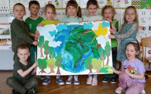 Dzieci podczas zajęć związanych z obchodami Dnia Ziemi oraz prace plastyczne wykonane przez przedszkolaków (3)