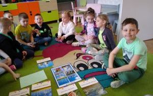 Dzieci podczas zajęć związanych z obchodami Dnia Ziemi oraz prace plastyczne wykonane przez przedszkolaków (7)