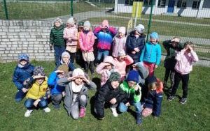 Dzieci pomagają  w sadzeniu krzewów porzeczek w ogrodzie przedszkolnym (5)